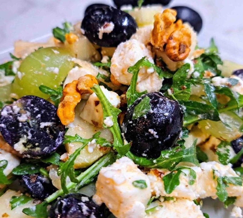 салат с сыром и виноградом