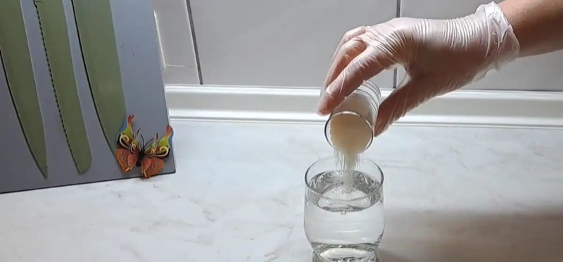 Замачивание желатина в стакане с холодной водой для куриного террина