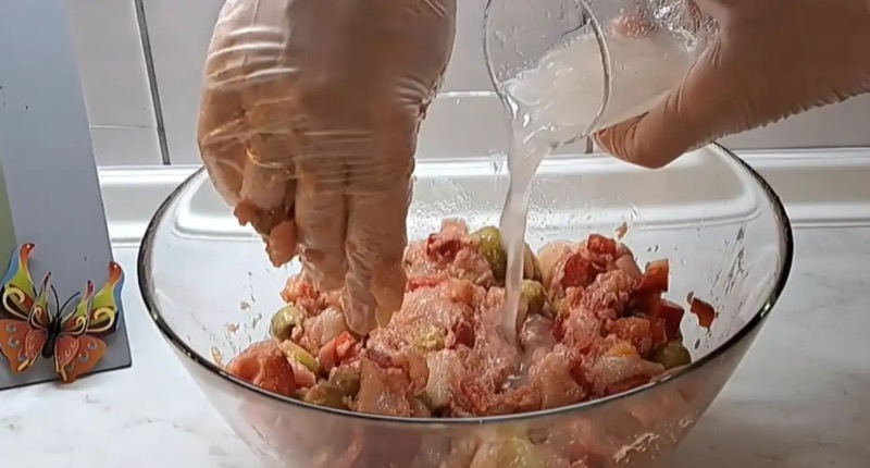 Вливание подготовленного желатина в мясную массу с овощами.
